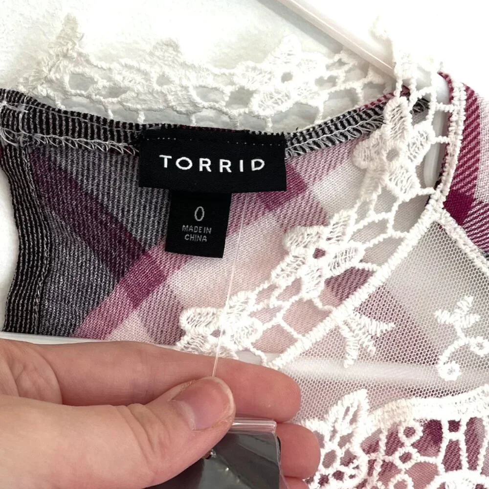 NEW NWT TORRID sz 0 Plus Size Crinkle Gauze Crochet Detail Top Pink Berry Plaid
